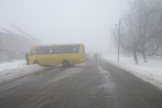 Под Одессой из-за тумана и гололеда столкнулись автобус и микроавтобус 11