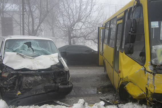 Под Одессой из-за тумана и гололеда столкнулись автобус и микроавтобус 9