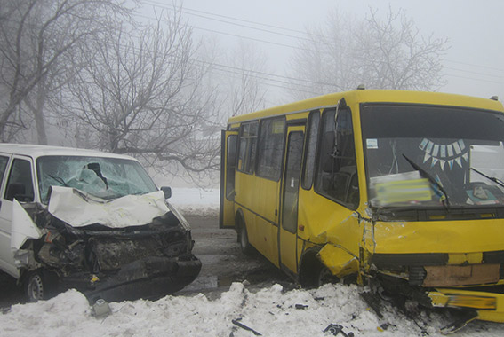 Под Одессой из-за тумана и гололеда столкнулись автобус и микроавтобус 3