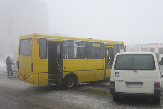 Под Одессой из-за тумана и гололеда столкнулись автобус и микроавтобус 1