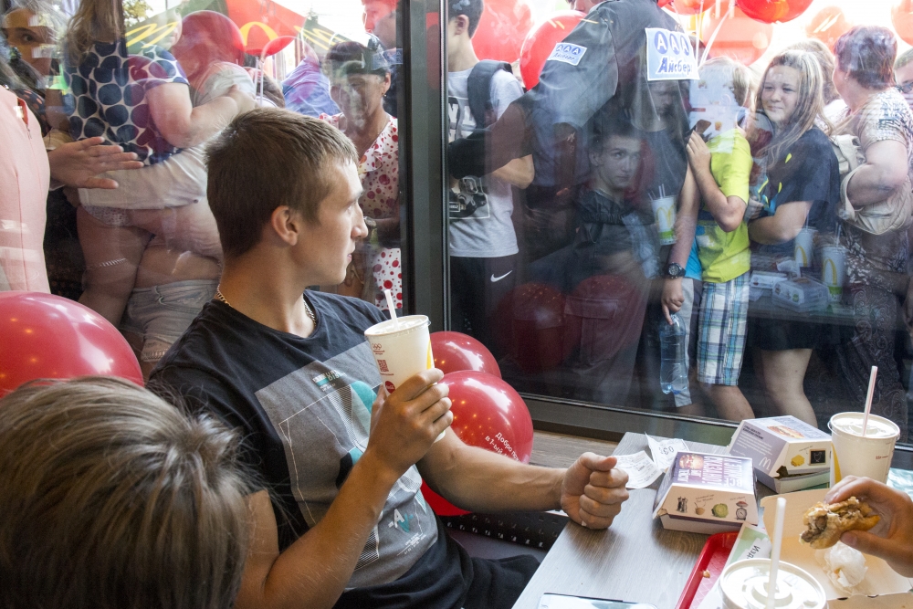 Сети позабавили фото с открытия McDonalds в Сибири