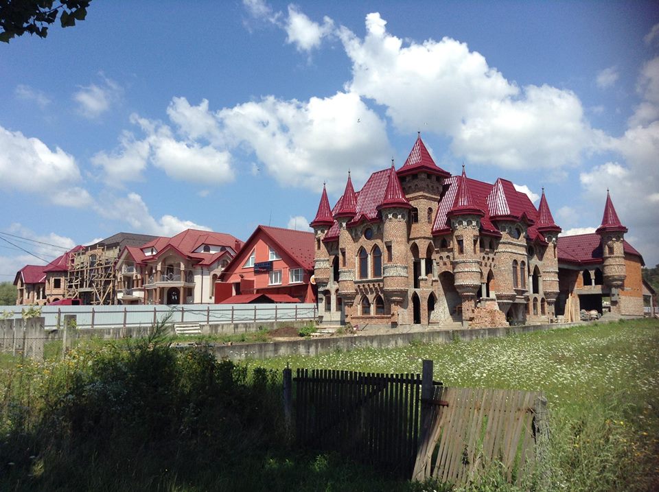 Межигорье отдыхает: сети шокировали фото роскошных имений в селе на западной Украине
