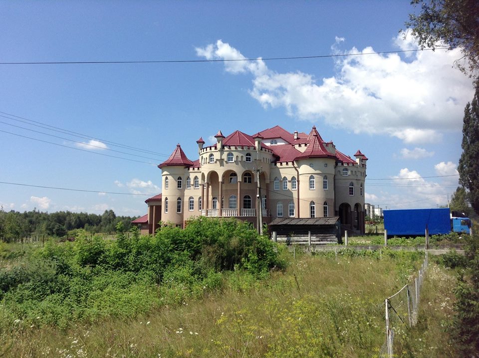 Межигорье отдыхает: сети шокировали фото роскошных имений в селе на западной Украине