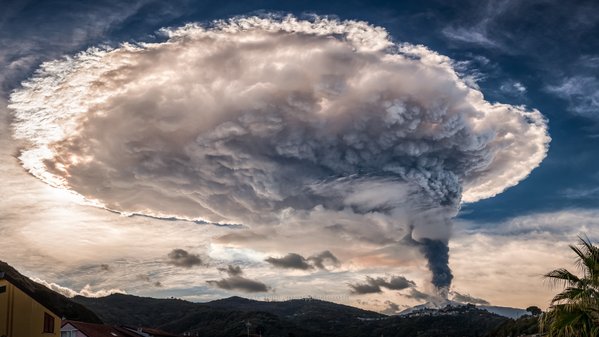 В Италии началось впечатляющее извержение вулкана Этна. ВИДЕО