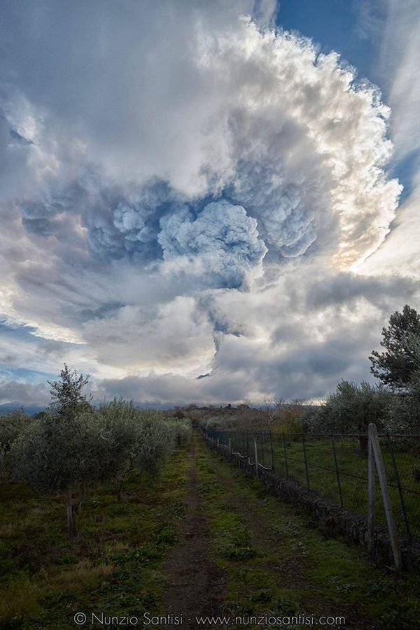 В Италии началось впечатляющее извержение вулкана Этна. ВИДЕО