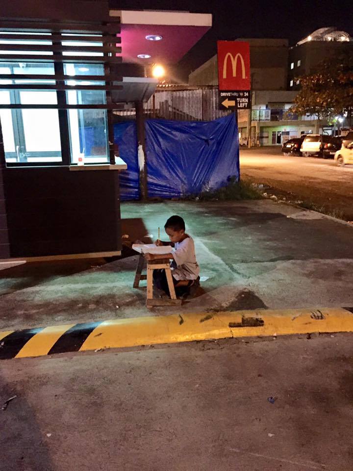 Мир растрогало фото бездомного мальчика, делающего уроки