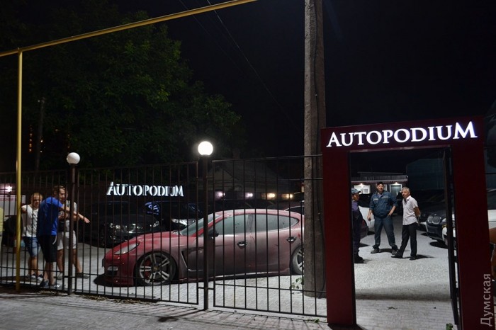 В Одессе ночью взорвался элитный автомобиль Porsche Panamera. ВИДЕО