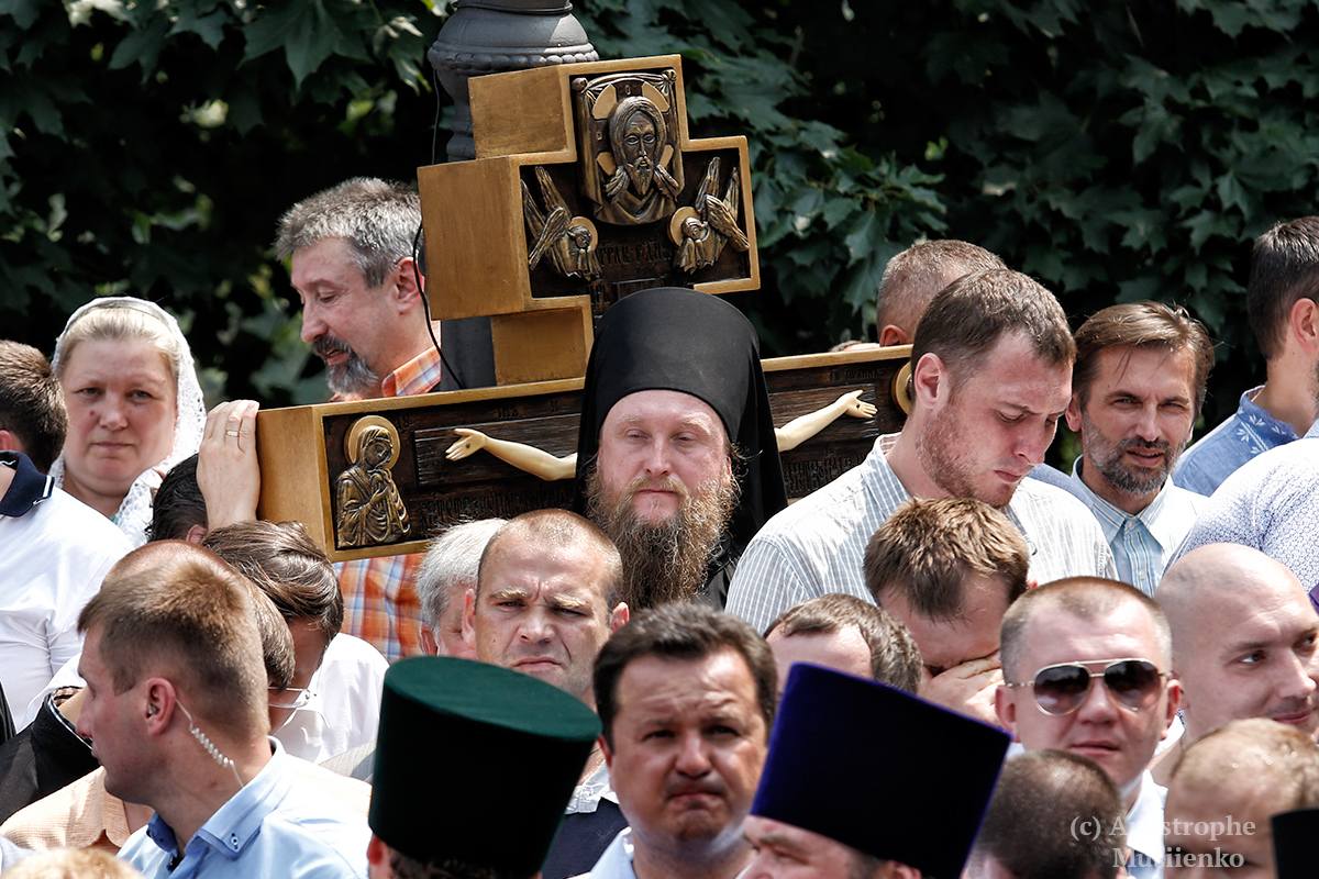 Соцсети позабавило фото священника на крестном ходу в Киеве